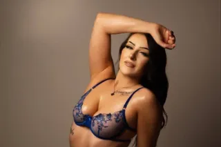 🥰Sexy 5 star petite italian bo... - Image 1