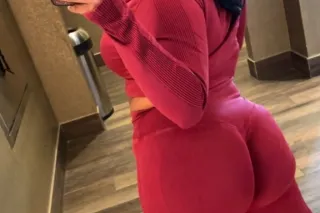 Curvy 24 Year Old BOMBSHELL Lets Party ❄ - Image 1