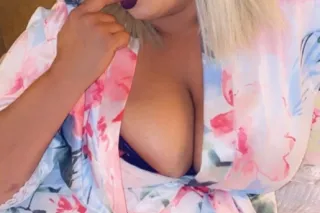 let me be your Little Caesars I'm hot 🔥🥵 and ready baby 😜😝👅😋🍑💦🫨 - Image 5