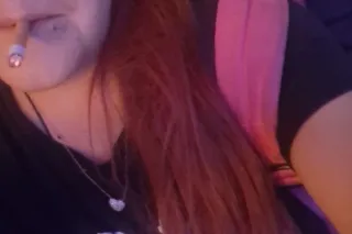 milf looking for a momma - 31 - Image 2