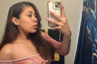 Attractive brunette 🥰 - Image 3