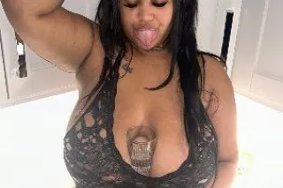 sexy bustyyyy babe - Image 3