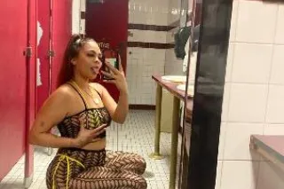 5'3 Slim Curvy Latina 💋 - Image 5