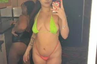 5'3 Slim Curvy Latina 💋 - 25 - Image 1