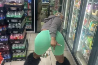 CUM TAKE A SHOT UP MY WET PUSS... - Image 3
