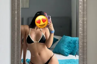 💕Horny Latina 💕 💚Curvyy Ass An... - Image 1