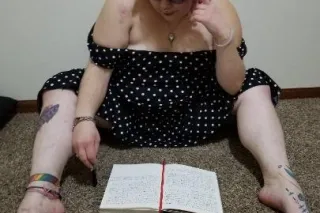 Sexy young woman up for some fun - Image 1