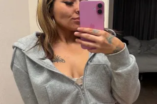 small and petite - Image 3