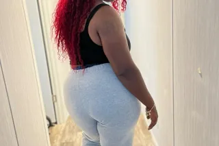 Im Back . LadyWet😻💦 she pretty fat warm and shaved - Image 5