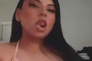 Latina mami looking to have a ... - Image 1