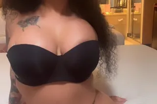 ｃｕｒｖｙ ｔｒｅａｔ🔥 LAST NIGHT IN TOW... - Image 3