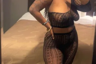 SWeeT EbOnEY TREAT✨JUCiYBOOTY🥵... - Image 2
