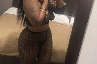 SWeeT EbOnEY TREAT✨JUCiYBOOTY🥵... - Image 1