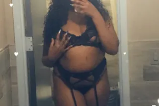 PRETTY AND THICC 👑🍑💦 PHEMOMANA... - Image 1