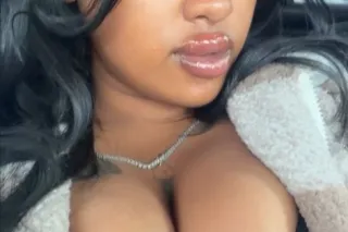 sexy islander babe - Image 1