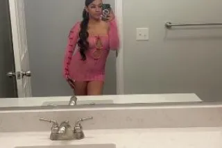 YOUNG, SEXY LATINA LOOKING TO ... - Image 1