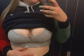 Snow bunny 🥵👅🥰 New in town 💚 O... - Image 4