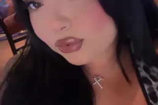 Meet me in Watsonville! Your Favorite Brunette👑🎀 - Image 5