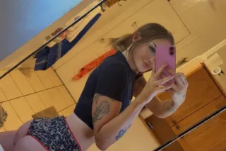 im a petite tatted pretty white girl 🥵 you know you want to meet me 💦 120 qvs all night! - Image 4