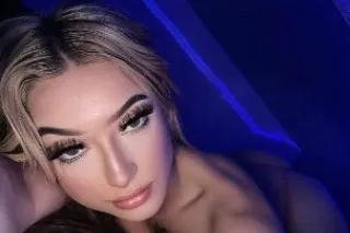 EXTRA SMALL BLONDE 👸🏼 Super curvy and SEXY💗🥰 - Image 1
