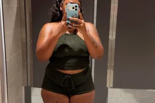 im pretty , lightskin , thick ... - Image 2