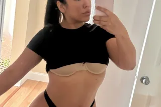 curves in all the right places 💕🌺 - Image 2