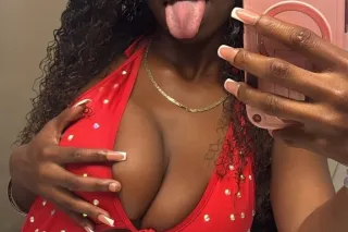 😩💦🌴PRETTY THICK PETITE EBONY LOOKING 👀TO HAVE SOME FUN 🌸😝 - Image 1