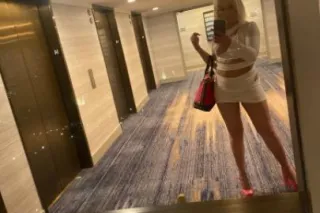 H0T bL0nDe PARTYGIRLS!! wanna ... - Image 2