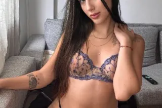 Wet Latina Fountain Squirter Looking for a fuck buddy - Image 2