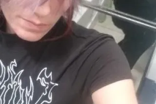 Looking 4 sum1 to cum play with me.. - Image 1