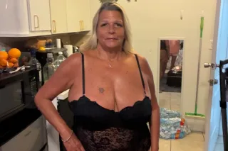 older woman wants to have fun - Image 2