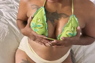 🤏 Super petite. 💖 Sweet with a little spark. ✨ A whole vibe. 🌹 Making memories that last... just like me—unforgettable. 💋 - Image 1