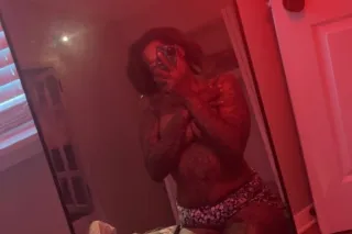sloppy top and wet kitty.. can't go wrong - Image 1