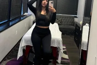 Enjoy a massage with me babe! ... - Image 1