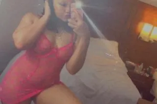 pretty , wet bombshell availab... - Image 1