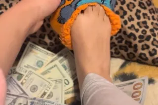 👑😍Be my Piggy💸💎Goddess👸🏻 I sell Feet Content - Image 2