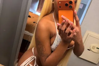 incall or outcall😍 - Image 1