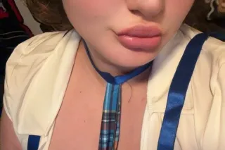 huge boobs green eyes - Image 6
