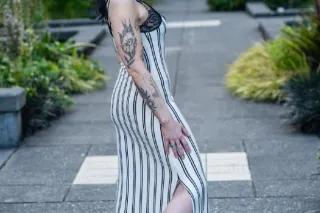 sexy babe available now - Image 4