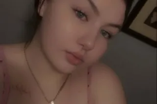 Thick Thighs, Green Eyes & Soft Lips 💋 - Image 2