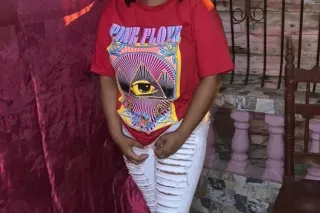Hi, I'm a Latina girl with brown skin. - Image 1