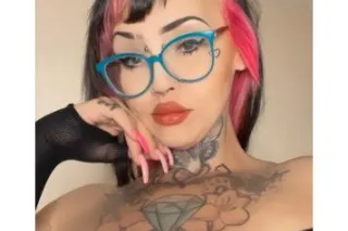 pierced pussy 🤫 content ft shows 💦 - Image 1