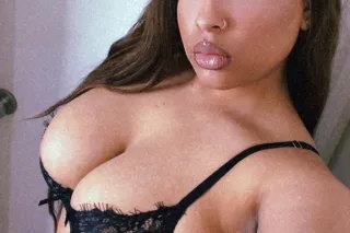 Thick Exotic Bombshell 🥂💋 - Image 1