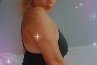 hot and ready sexy snow with a wet juicy pussy waiting for you - Image 1