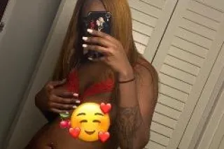 BIG CLIT LOVERS.. . lets chill... - Image 1