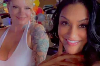 💋💋 2 Beauties with Endless Pos... - Image 2