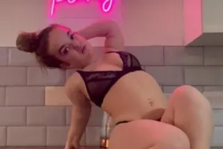 ME 3𝐟𝐨𝐨𝐭 9 𝐢𝐧𝐜𝐡 𝐬𝐡𝐨𝐫𝐭𝐲 𝐆𝐢𝐫𝐥 i ... - Image 2