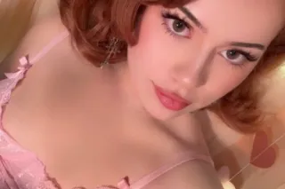 Gorgeous 22yr girl next door 💋... - Image 1