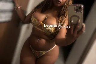 {Princess Leo Back N The Bay} 📏 4’10” | 130 lbs | Size 5 | @leo_tbarbie - Image 5