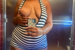 18, 5'10, lightskin & stacked ... - Image 2